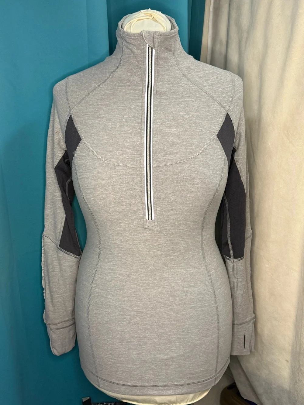 Vintage lululemon Run: Dash Pullover | 2010 | Size 6 | Static Ash/Coal